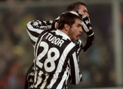 -尤文图斯主帅赞扬年轻后卫的表现