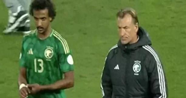 沙特防线坚固,成功挡住对手疯狂进攻 沙特防线坚固,成功挡住对手疯狂进攻