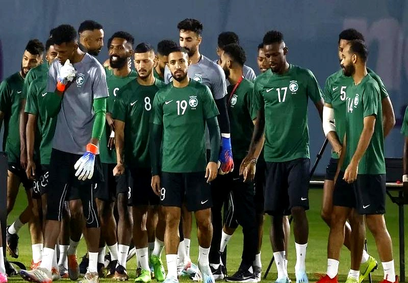 沙特防线坚固,成功挡住对手疯狂进攻 沙特防线坚固,成功挡住对手疯狂进攻