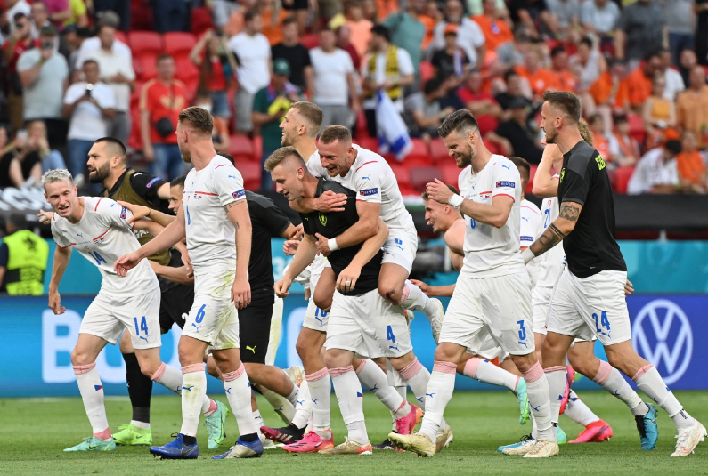 包含比利时客场战平捷克，小组领先地位稳固的词条