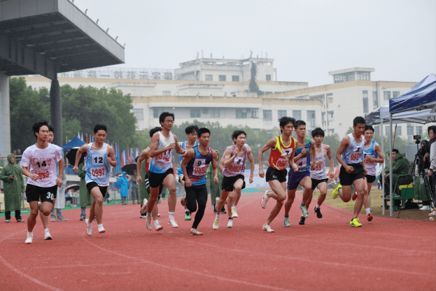 田径比赛现场的紧张气氛，置身其中令人激动的简单介绍
