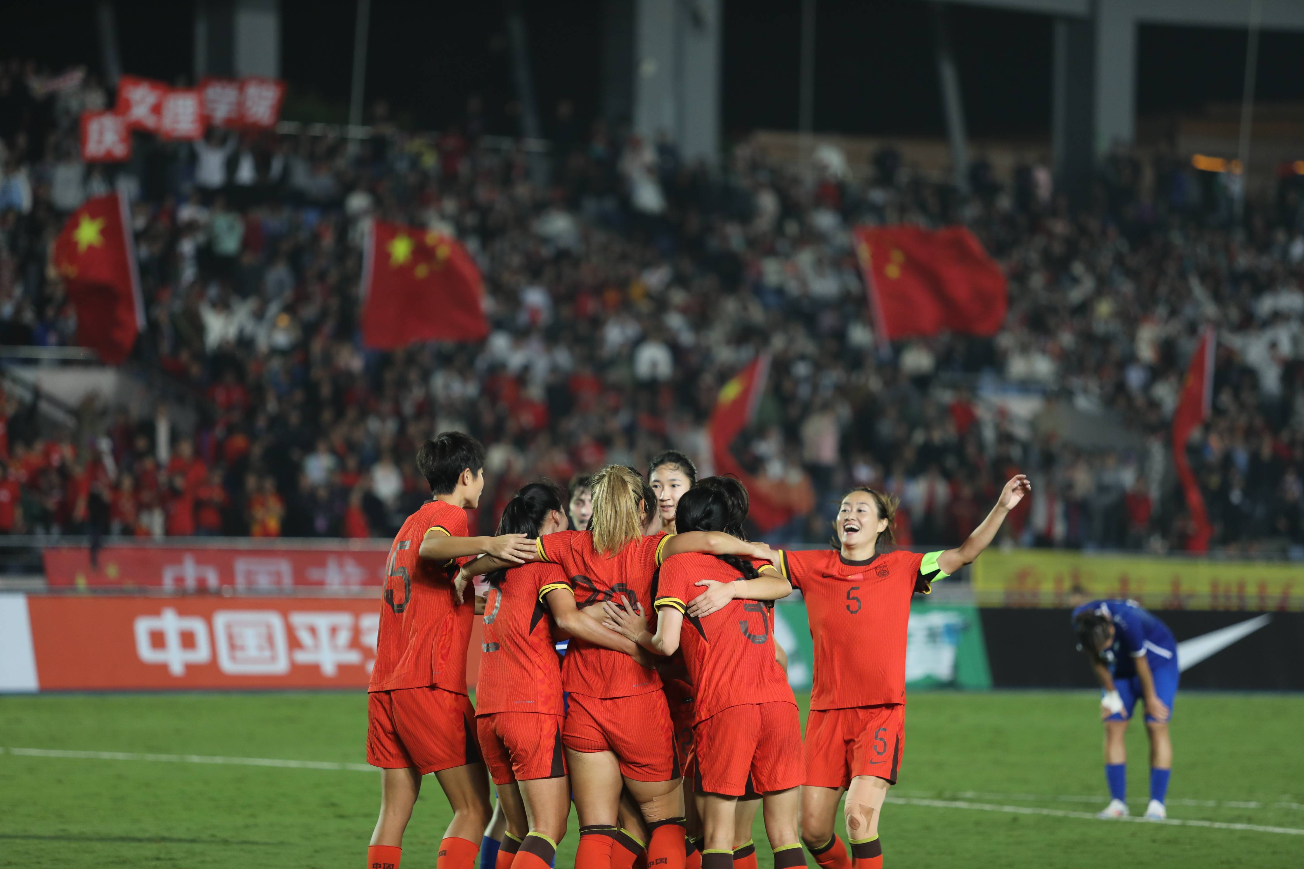 中国女足选手在国际比赛中表现出色,夺冠 中国女足选手在国际比赛中表现出色,夺冠