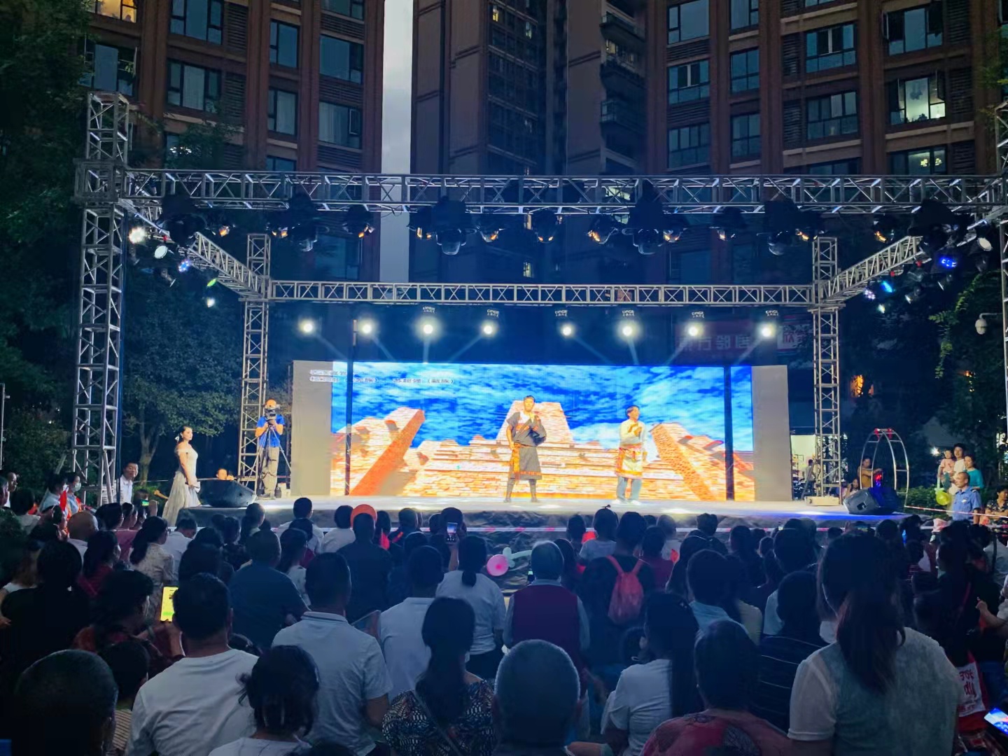 包含KT险胜DFM，卡塞米罗操刀奇招英雄翻盘强强对话成都决赛之夜，让粉丝疯狂欢呼的词条