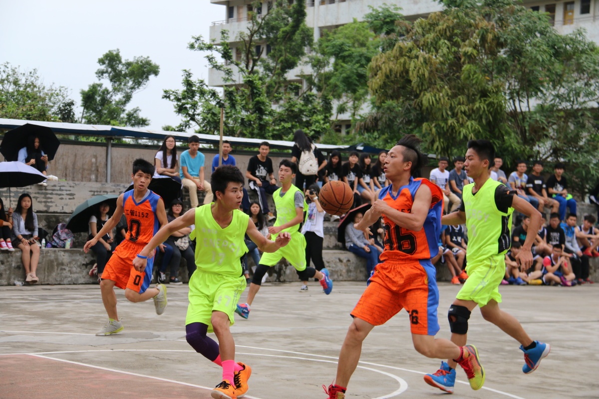 球场上火药味足，激烈比拼引发观众热情