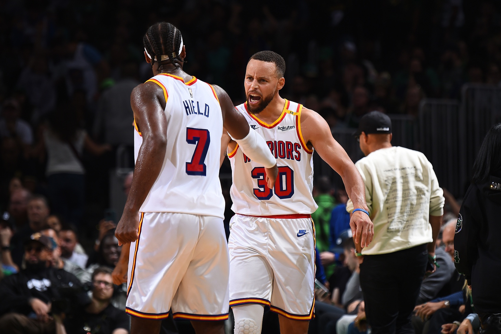 勇士大胜独行侠：豪取五连胜