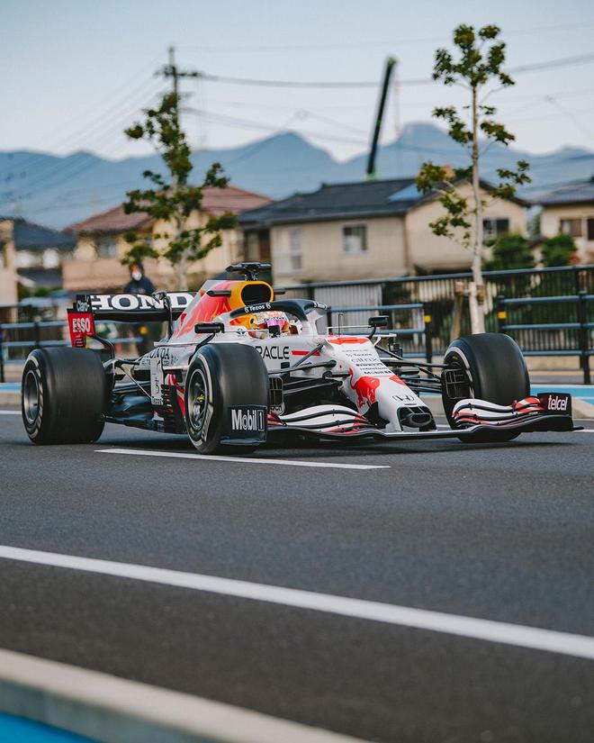 红牛二队轻取阿斯顿马丁,佩雷兹点燃赛场 红牛二队轻取阿斯顿马丁,佩雷兹点燃赛场