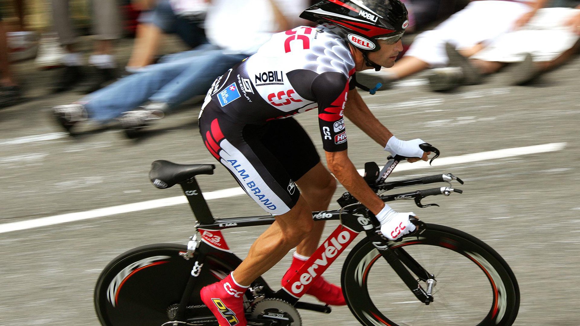 引擎低吼，冷面依旧，伦纳德在F1揭幕战之夜的无声绝杀